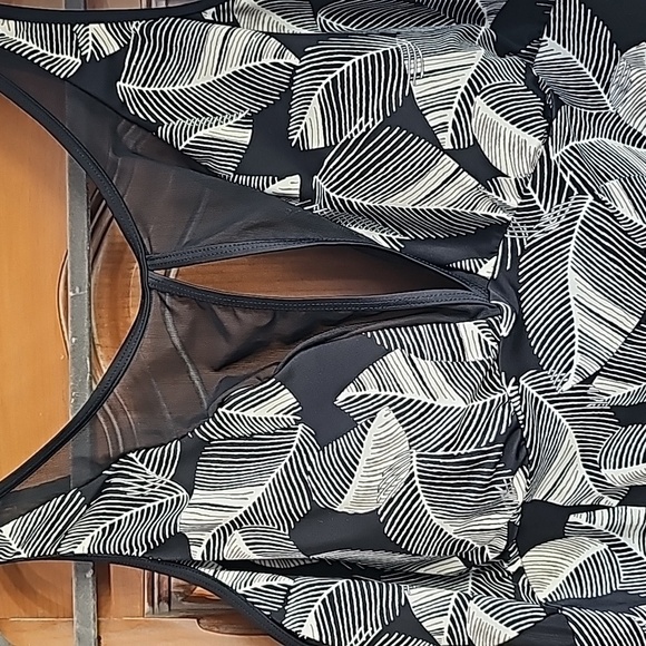 Time and Tru one peice bathing suit black and white. 2X 20W-22W.‎ - Picture 2 of 9